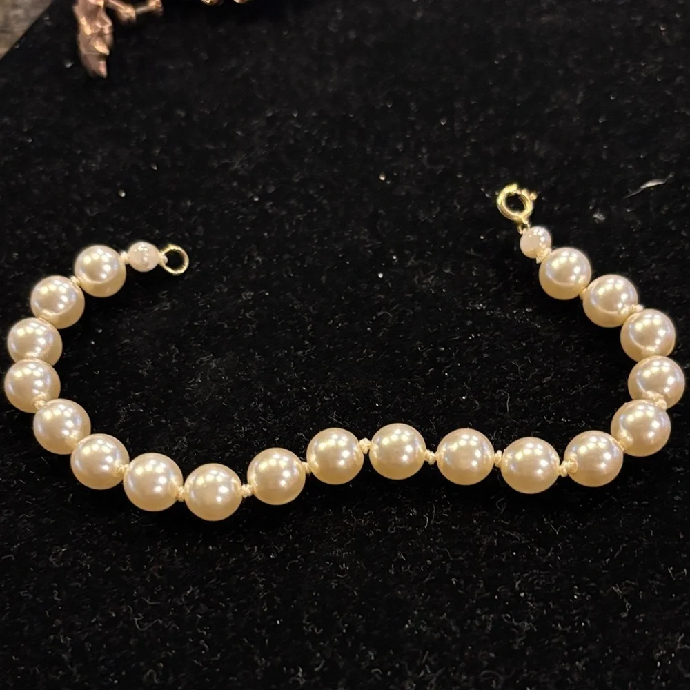 Elegant Faux Pearl Bracelet